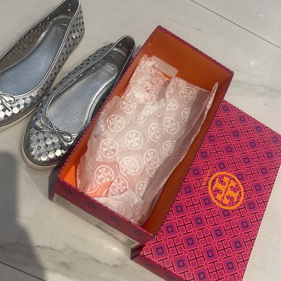 Tory Burch Skyler Perforated sneaker- Metallic silver - Picture 3 of 3